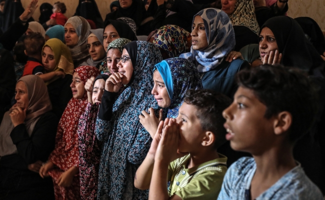 Gazze'de biri çocuk 3 Filistinli şehit son yolculuğuna uğurlandı