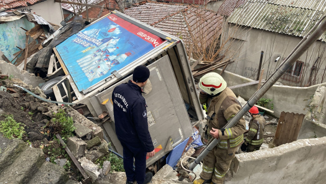 Kamyonet gecekondunun üzerine devrildi: 2 yaralı