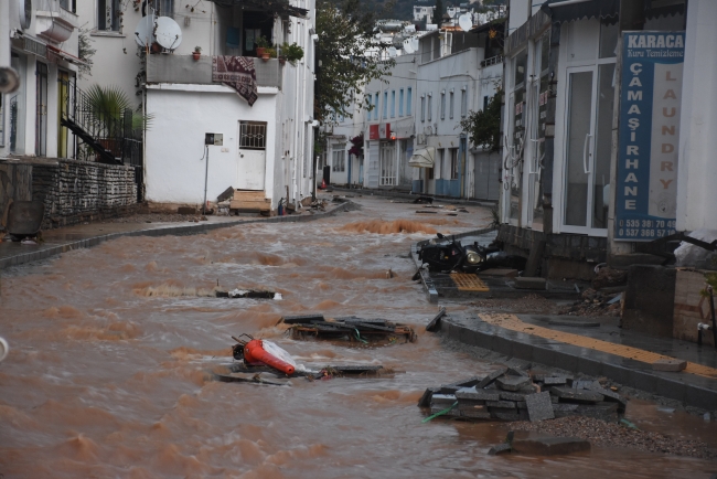 Bodrum'da sağanak sele neden oldu