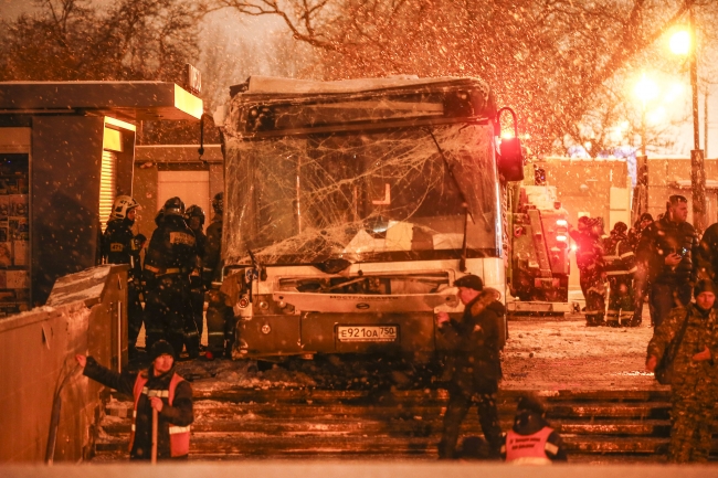 Moskova'da otobüs alt geçide girdi: 5 ölü