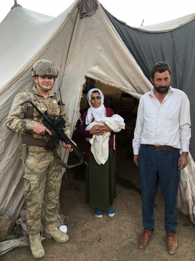 Üs bölgesinden yardım isteyen kadının doğumunu jandarma yaptırdı