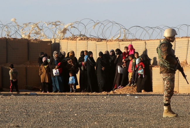 Suriyeliler, kaderine terk edilen Rukban Kampı'nda yaşam mücadelesi veriyor