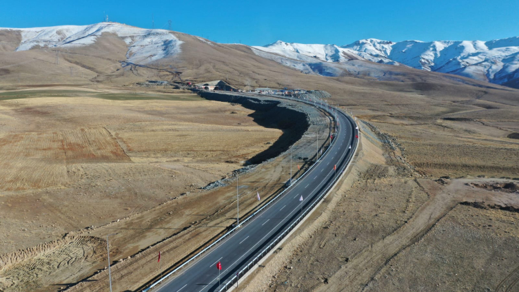 Van-Hakkari arasındaki Güzeldere Tüneli hizmete açıldı