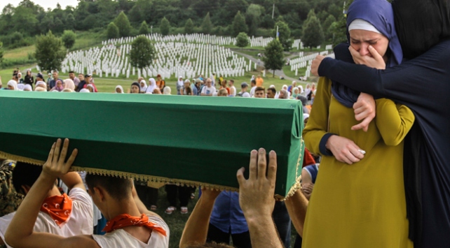 Yüzlerce motosikletli Srebrenitsa yolunda