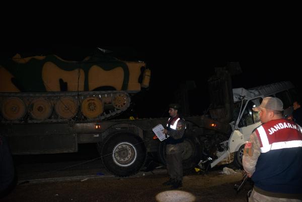 Hatay'da minibüs park halindeki askeri tıra çarptı: 3 ölü, 10 yaralı