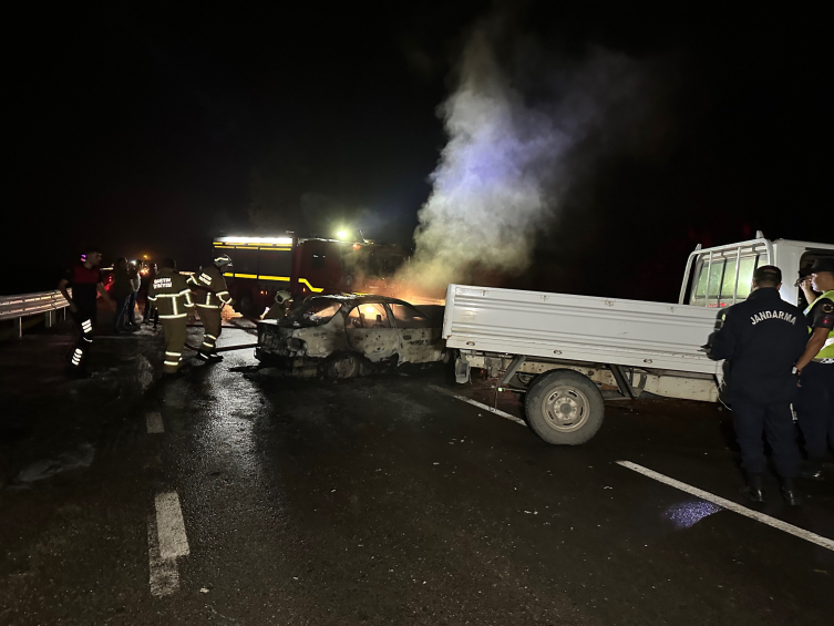 Kamyonetle çarpışan otomobilde yangın çıktı: 1 ölü