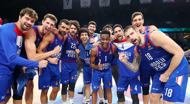 Anadolu Efes evinde kazandı