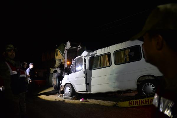 Hatay'da minibüs park halindeki askeri tıra çarptı: 3 ölü, 10 yaralı