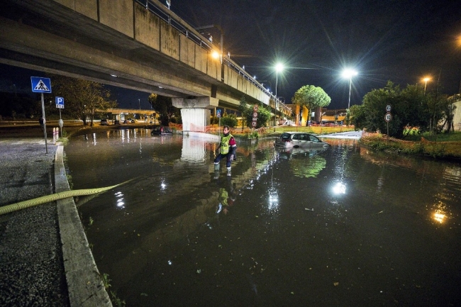 Roma'daki dolu yağışı hayatı felç etti