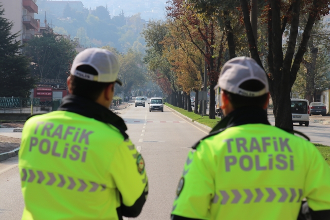 Türkiye'nin dört bir yanında polis ekipleri, sürücülerin araçlarda sigara içip içmedikleri denetledi. Fotoğraf: AA