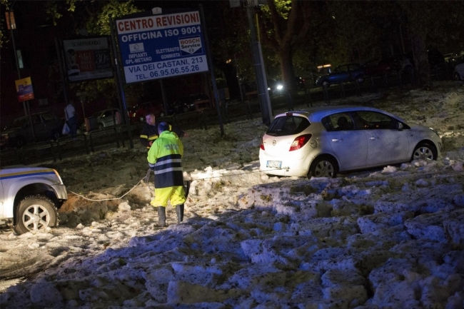 Roma'daki dolu yağışı hayatı felç etti