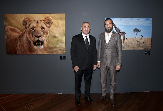 Bakan Çavuşoğlu, oyuncu Düzyatan’ın fotoğraf sergisini gezdi