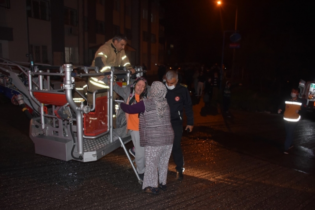 İzmir'de yangın: Çok sayıda kişi dumandan etkilendi