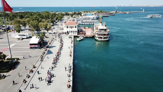 Kadıköy İskelesi'nde sosyal mesafesiz Adalar kuyruğu