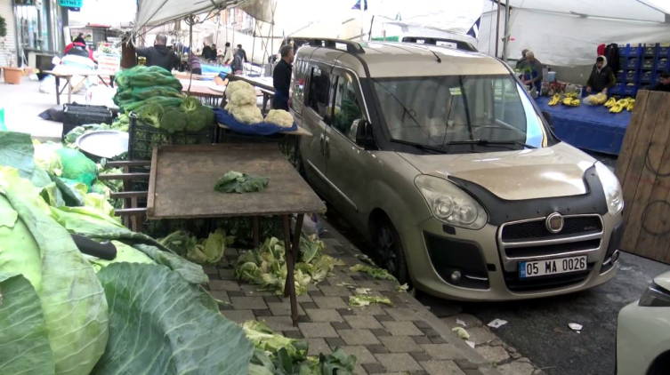 Pazar yerine bırakılan otomobil lahana tezgahı oldu