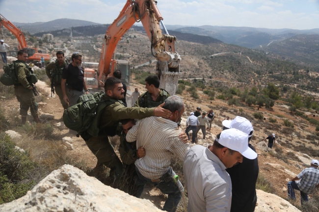 İsrail askerleri Ramallah'ta Filistinlilere saldırdı