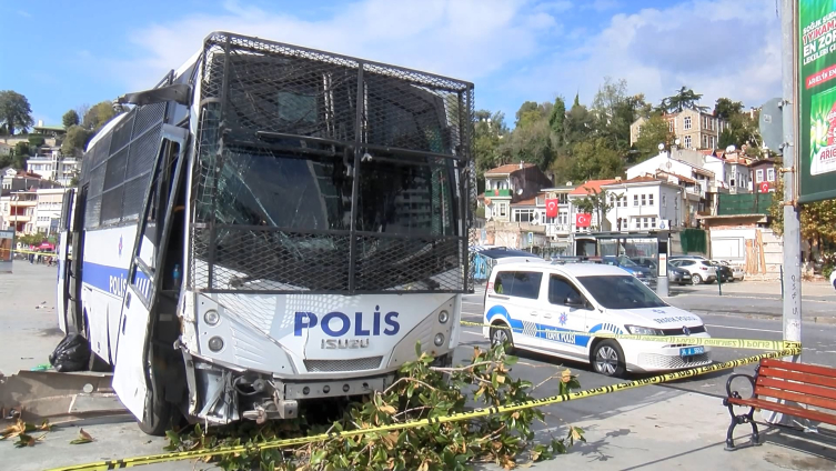 Polisleri taşıyan otobüs denize düşmekten son anda kurtuldu