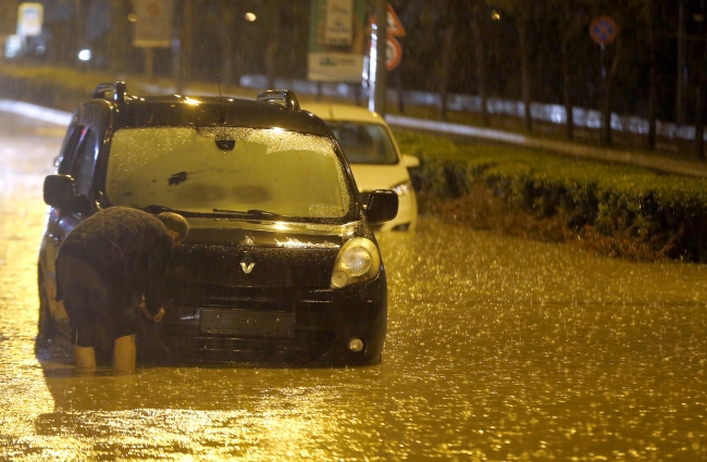 İstanbul'da yağış nedeniyle araçlar mahsur kaldı