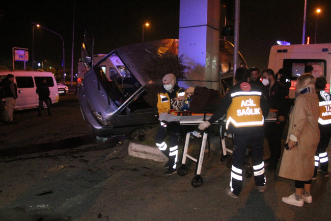 Minibüs otomobilin üzerine çıktı: 4 yaralı