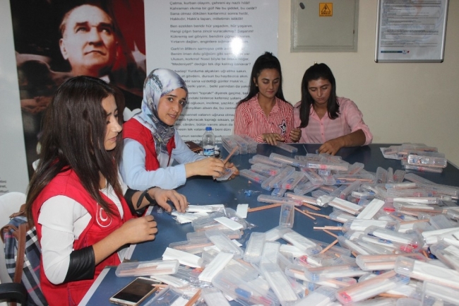 Gönüllü gençler köy çocukları için kalem topladı