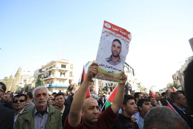 Ebu Diyak'ın fotoğrafını taşıyan bir Filistinli. 26.11.2019 - Ramallah | Fotoğraf: AA