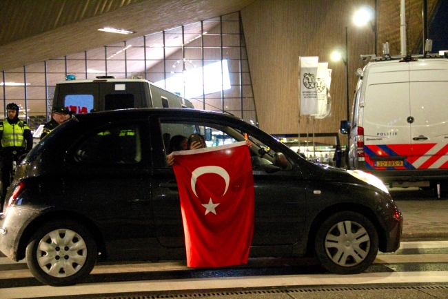 Hollanda'daki Türkler terör örgütü PKK'yı protesto etti