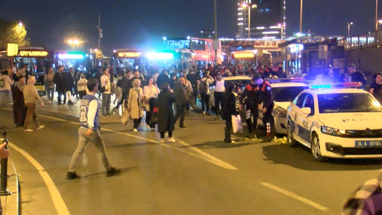 Mecidiyeköy metrobüs durağındaki şüpheli paket patlatıldı