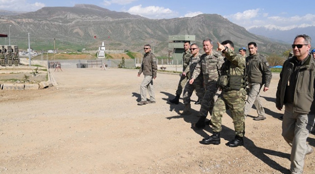 Genelkurmay Başkanı Akar Hakkari'deki birlikleri denetledi