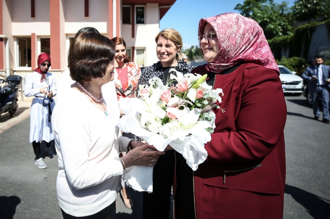 Bakan Selçuk huzurevi sakinleriyle bayramlaştı