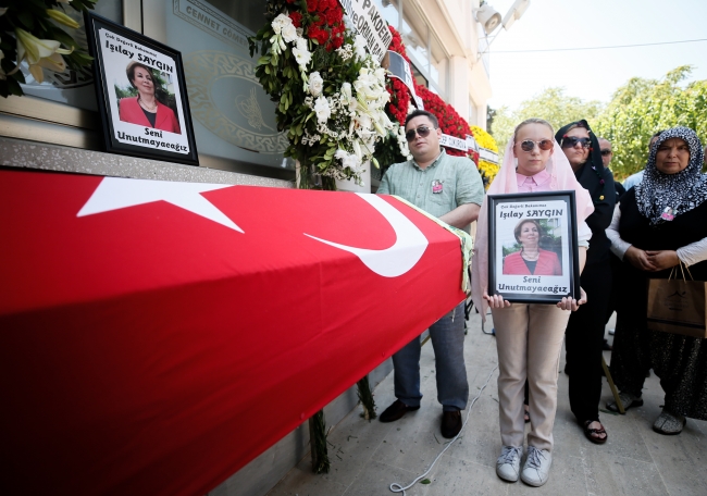 Işılay Saygın İzmir'de son yolculuğuna uğurlandı