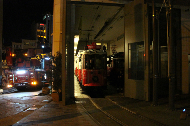 Taksim'de tramvay atölyesinde mahsur kalan görevliler kurtarıldı