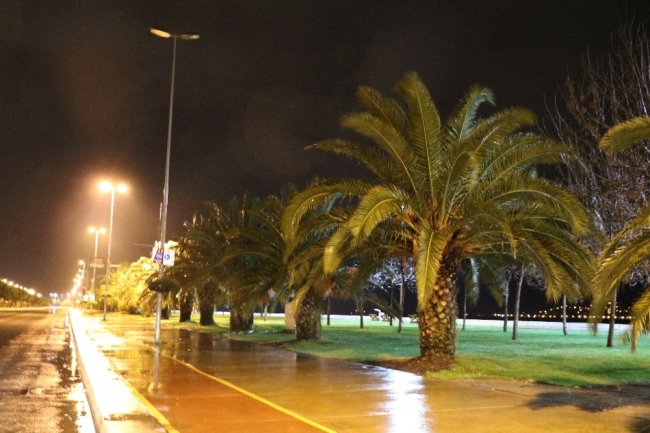 İstanbul’da şiddetli fırtına gece boyunca devam etti