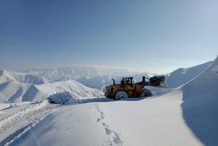 Van'da kardan kapanan 429 yerleşim yeri yolunun 228'i ulaşıma açıldı