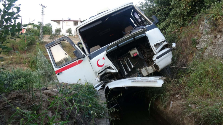 Mersin’de okul servisi şarampole yuvarlandı: 6’sı öğrenci 7 yaralı