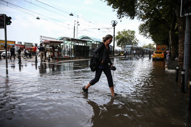 İstanbul'da şimşekler geceyi aydınlattı