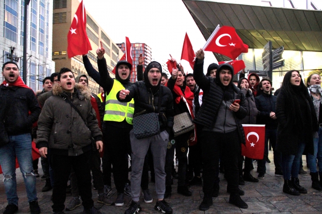 Hollanda'daki Türkler terör örgütü PKK'yı protesto etti