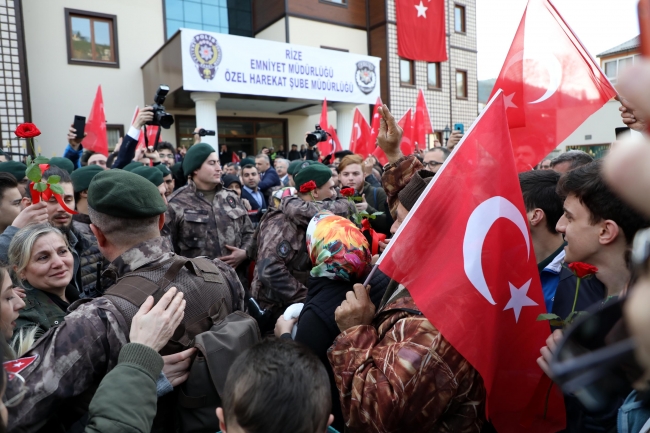 Özel harekat polisleri dualarla Afrin'e uğurlandı