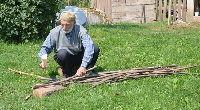 104 yaşındaki Mustafa dede gençlere taş çıkartıyor