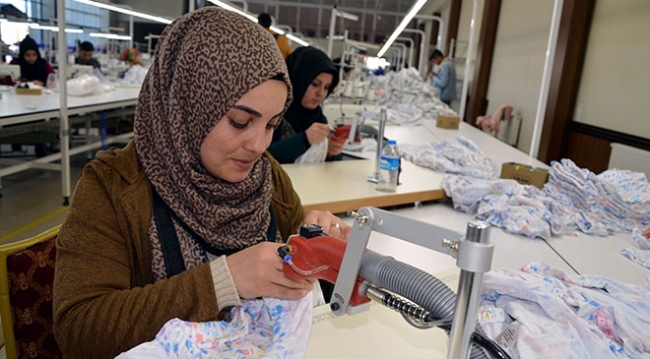 Tekstil atölyesine dönüştürülen düğün salonu işsizlere ekmek kapısı oldu