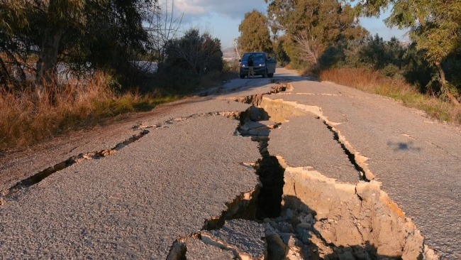 Hatay'da 3 kilometrelik yol çöktü