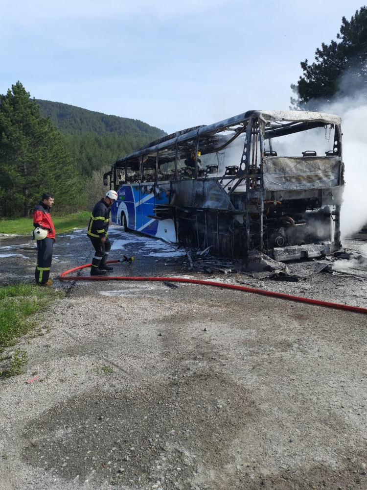 Yolcu otobüsü alev alev yandı