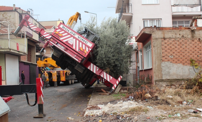 Malatya'da kalorifer kazanı taşıyan vinç devrildi