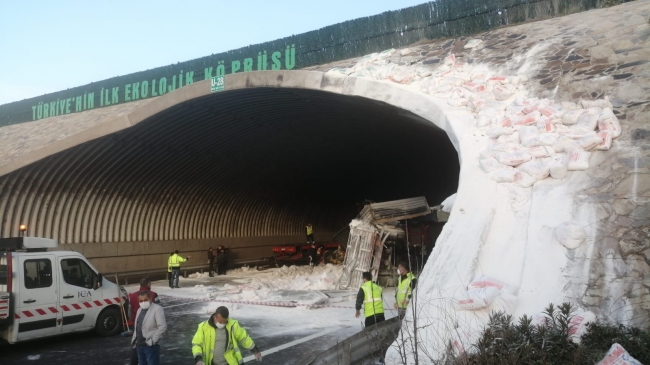 Kireç yüklü tır devrildi, otoyol trafiğe kapandı