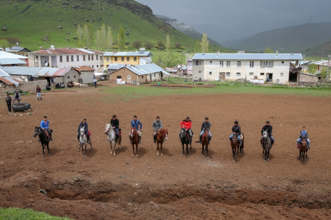 Kırgız Türkleri ata sporları 'kökbörü'yü Van'da yaşatıyor