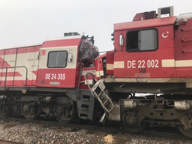 Sivas'ta yolcu treni ile yük treni çarpıştı