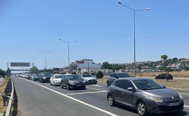 Bayram tatilinin son gününde yollarda yoğunluk yaşanıyor