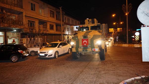 Suriye sınırına sevk edilen askeri konvoya sevinç gösterisi