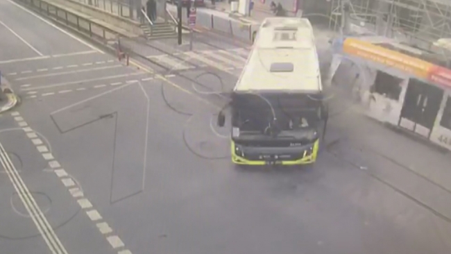 İstanbul'da tramvay otobüs ile çarpıştı