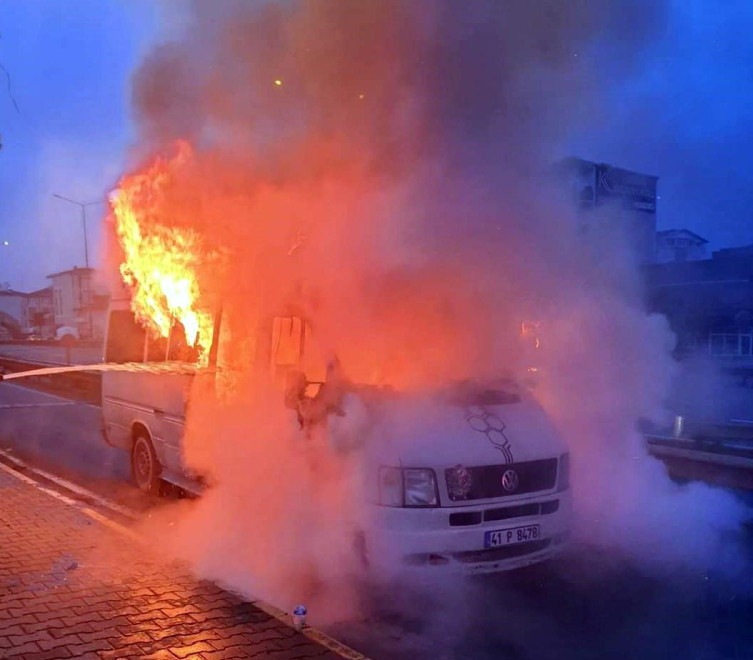 Servis minibüsü alev alev yandı