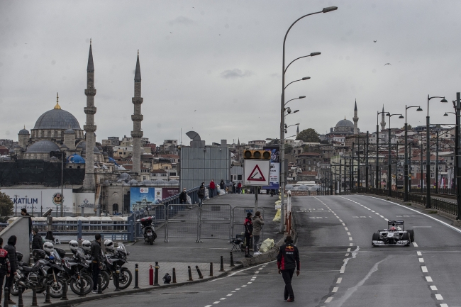 Galata Köprüsü'nde Formula 1 rüzgarı esti